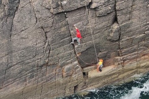 Students mountaineering at Gola Island