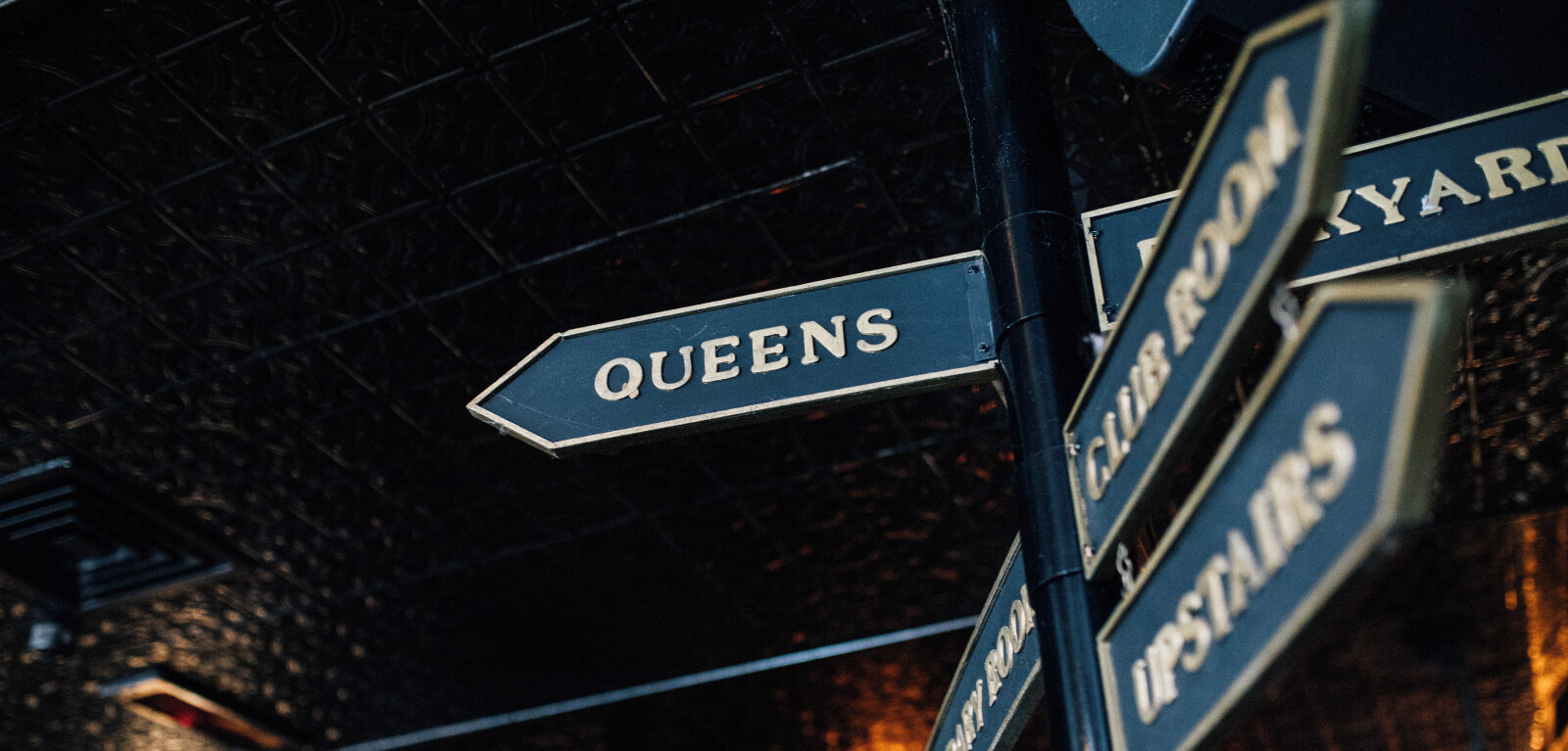 Sign saying Queens in Parlous Bar