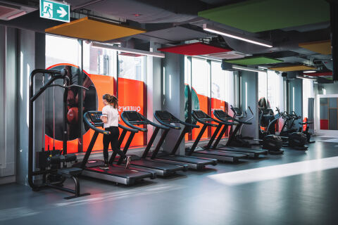 Student on treadmill in Elms BT1 gym